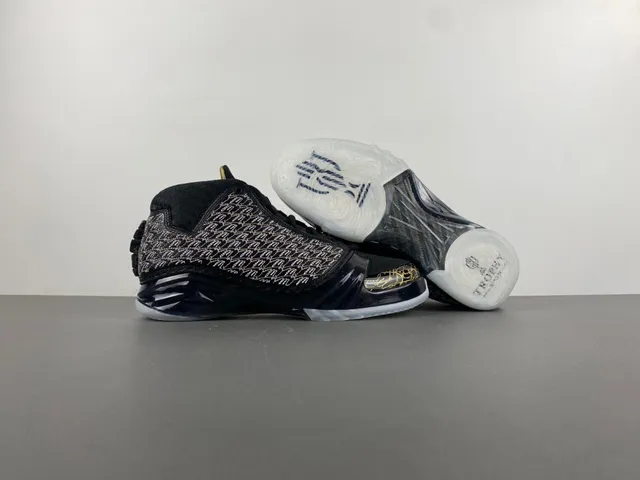 حذاء كرة السلة Air Jordan باللونين الأسود والذهبي بجزء علوي شبكي منسوج وكتابة توقيع مميزة 12