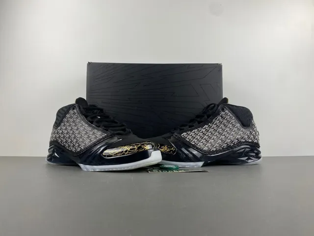 حذاء كرة السلة Air Jordan باللونين الأسود والذهبي بجزء علوي شبكي منسوج وكتابة توقيع مميزة 13