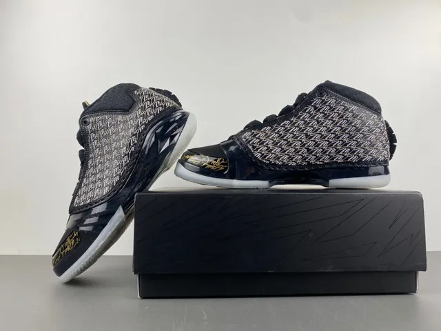 حذاء كرة السلة Air Jordan باللونين الأسود والذهبي بجزء علوي شبكي منسوج وكتابة توقيع مميزة 14