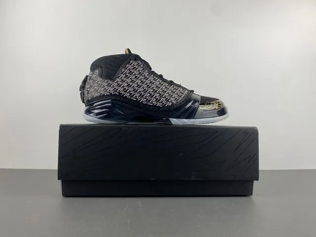 حذاء كرة السلة Air Jordan باللونين الأسود والذهبي بجزء علوي شبكي منسوج وكتابة توقيع مميزة 15