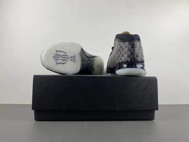 حذاء كرة السلة Air Jordan باللونين الأسود والذهبي بجزء علوي شبكي منسوج وكتابة توقيع مميزة 16