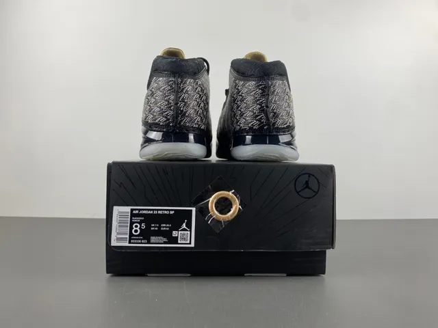 حذاء كرة السلة Air Jordan باللونين الأسود والذهبي بجزء علوي شبكي منسوج وكتابة توقيع مميزة 17