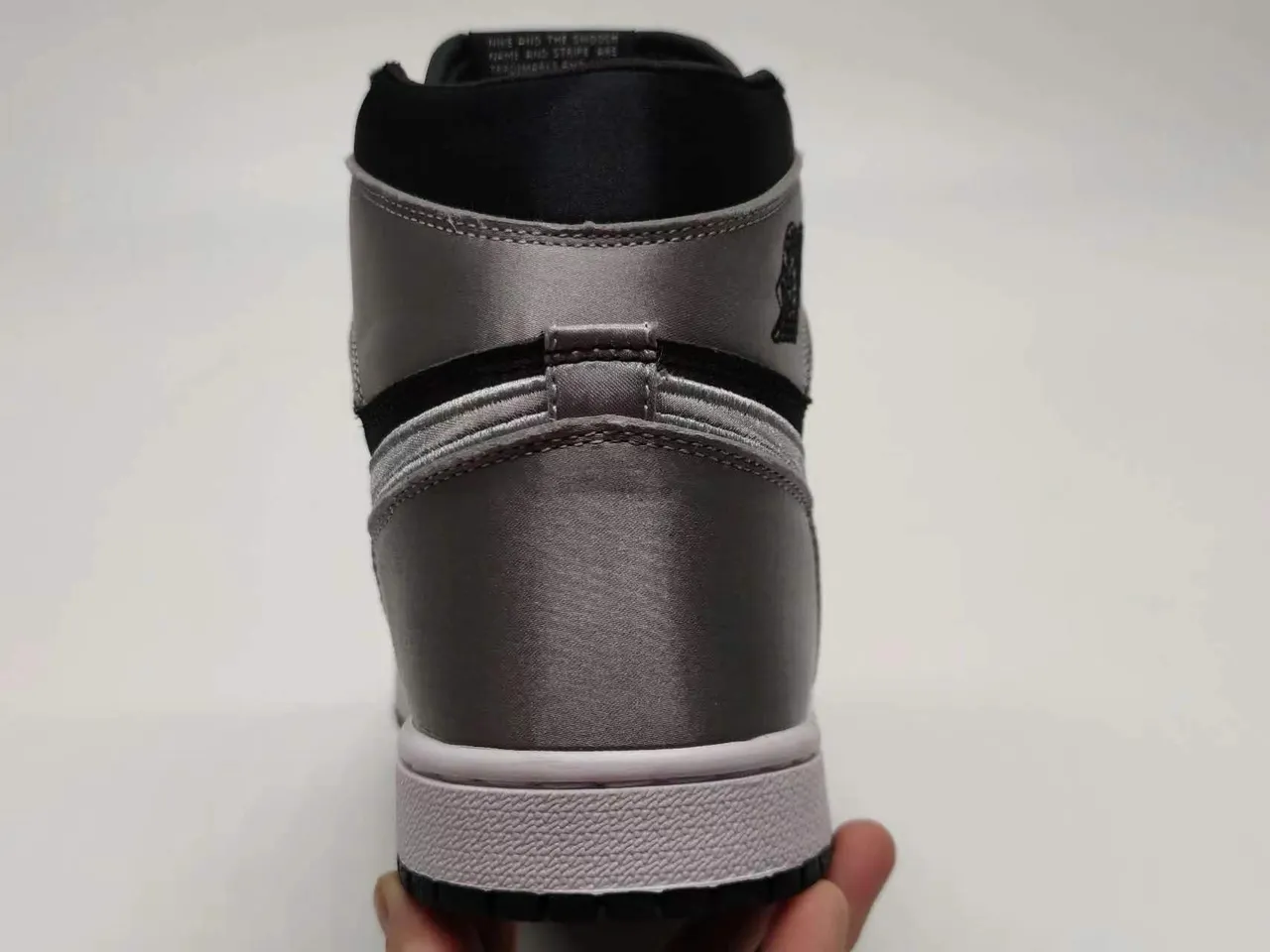 Chaussures de basketball montantes Air Jordan avec empeigne en cuir et matière synthétique Noir et Gris 4
