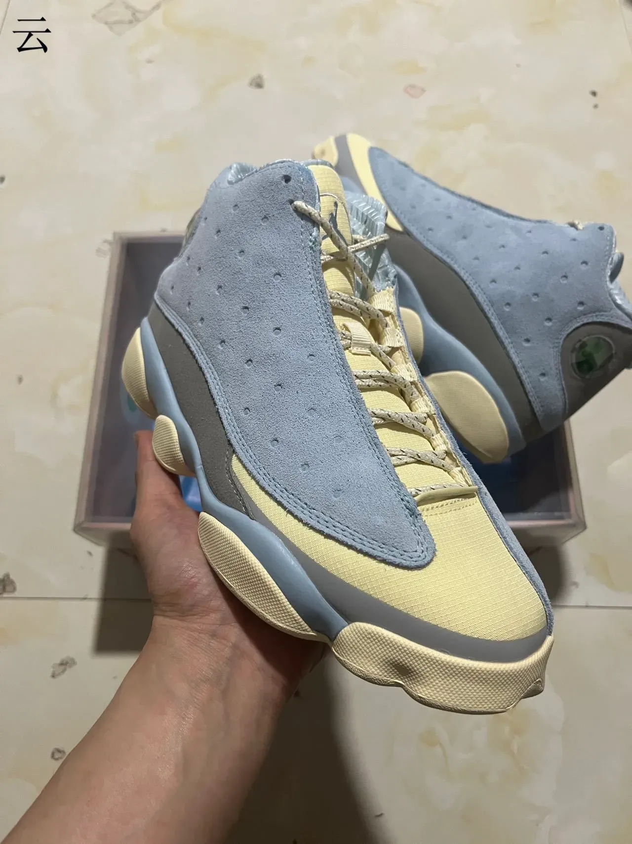 Air Jordan Bleu Beige Perforé Daim Supérieur Fenêtre Circulaire Talon Chaussures de Basketball 2