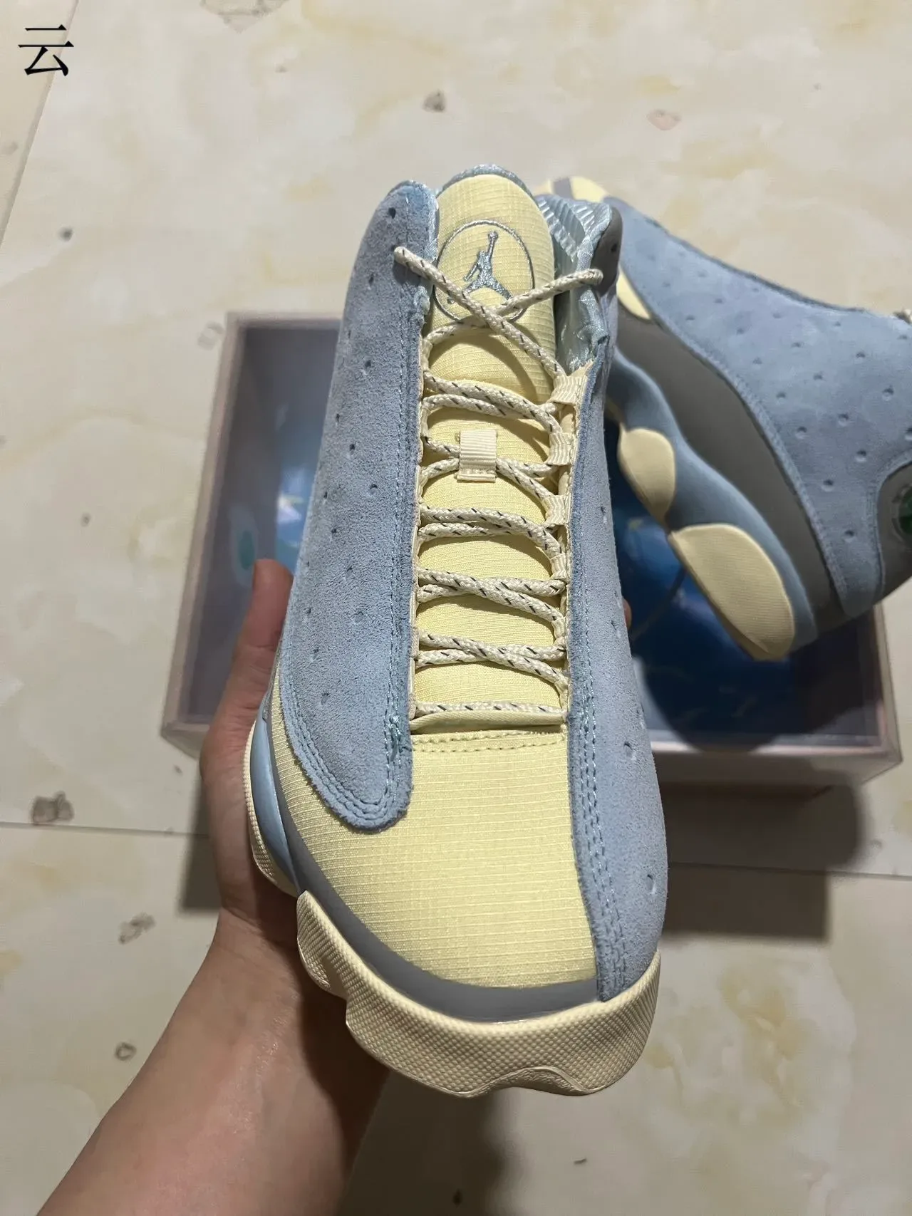 Air Jordan Bleu Beige Perforé Daim Supérieur Fenêtre Circulaire Talon Chaussures de Basketball 3
