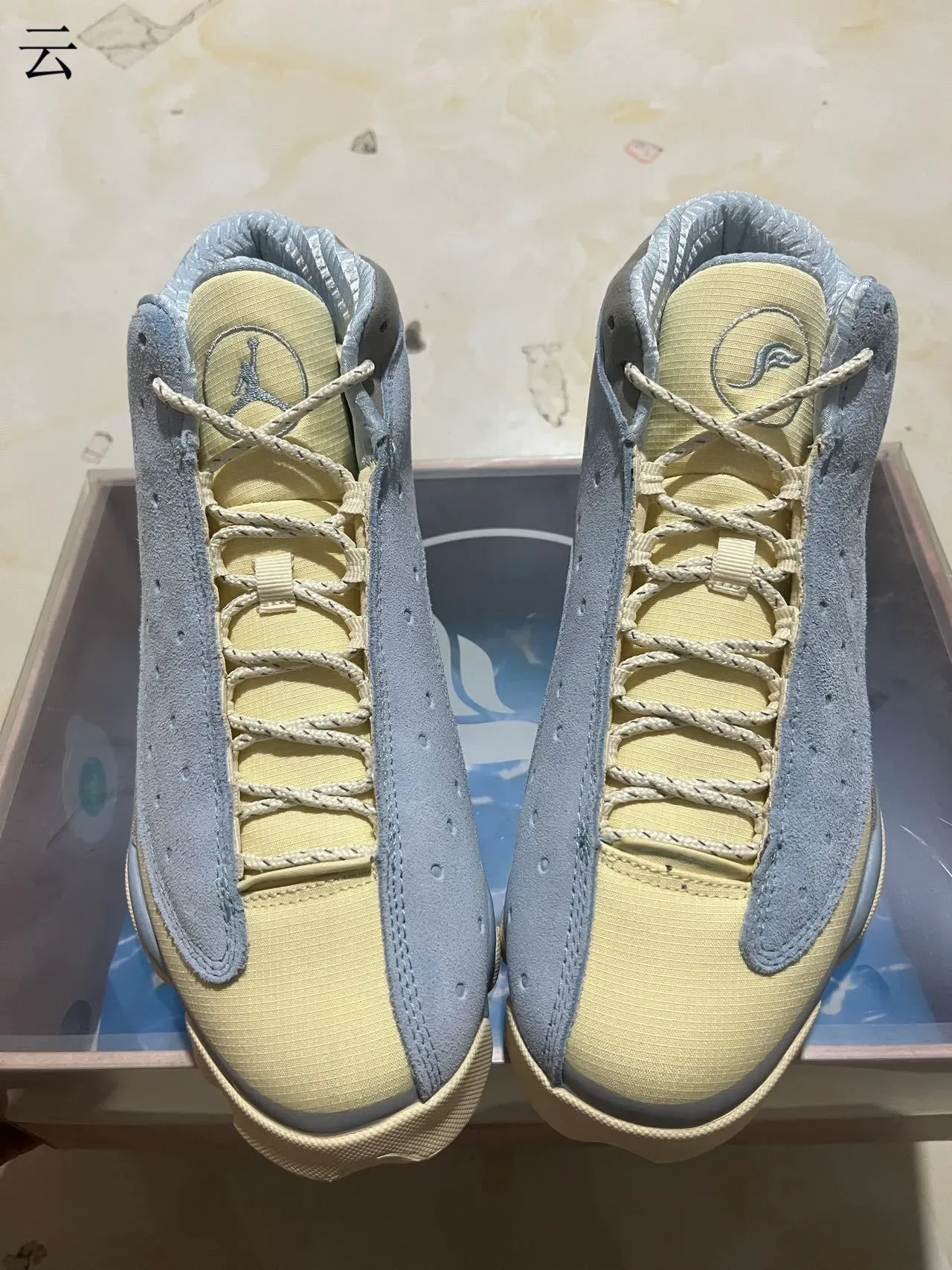 Air Jordan Bleu Beige Perforé Daim Supérieur Fenêtre Circulaire Talon Chaussures de Basketball 4