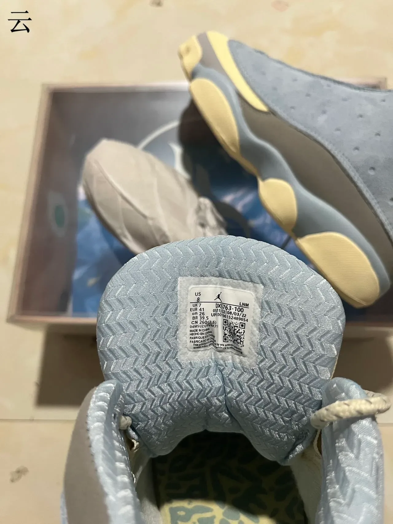 Air Jordan Bleu Beige Perforé Daim Supérieur Fenêtre Circulaire Talon Chaussures de Basketball 5