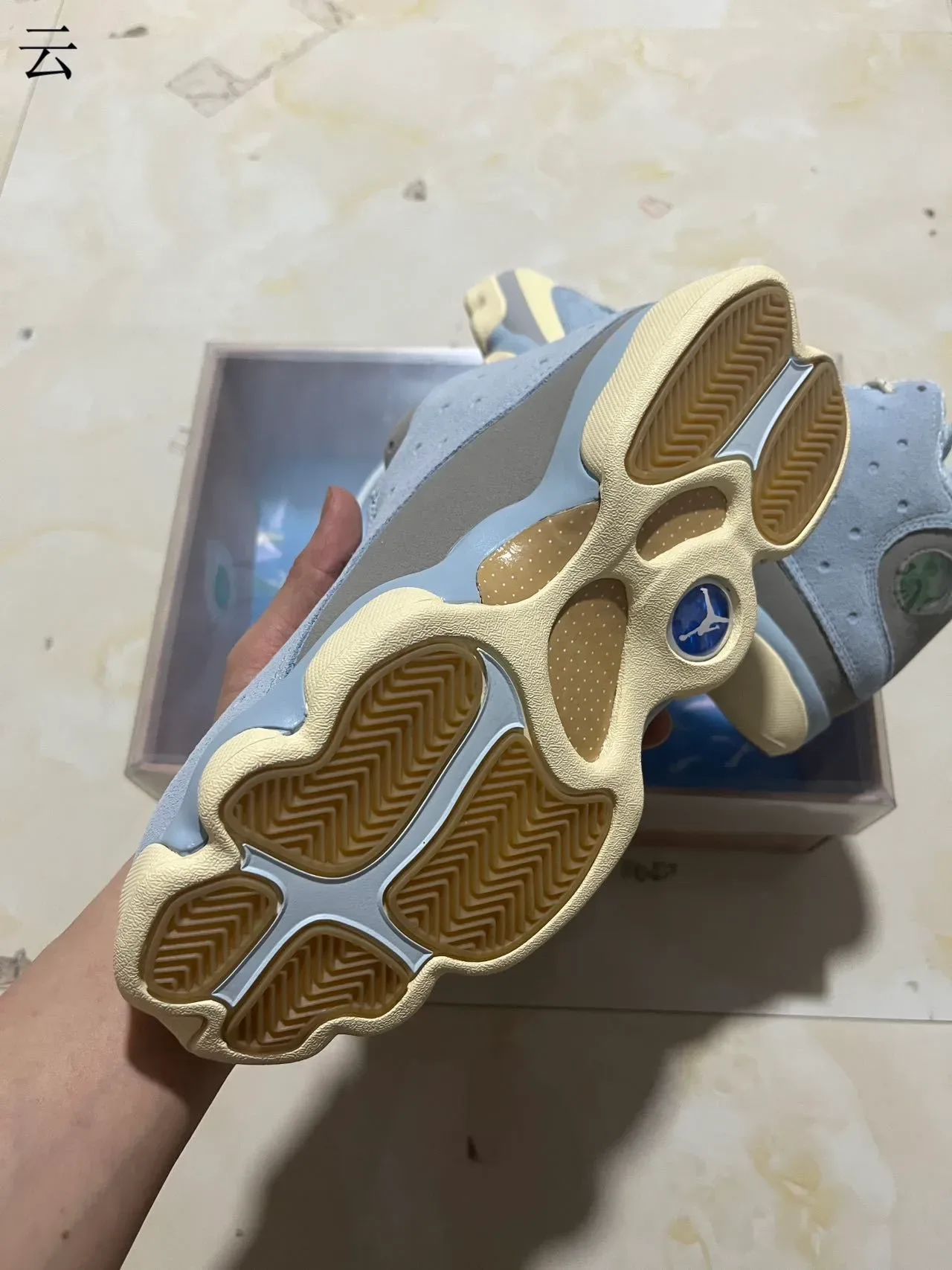 Air Jordan Bleu Beige Perforé Daim Supérieur Fenêtre Circulaire Talon Chaussures de Basketball 8