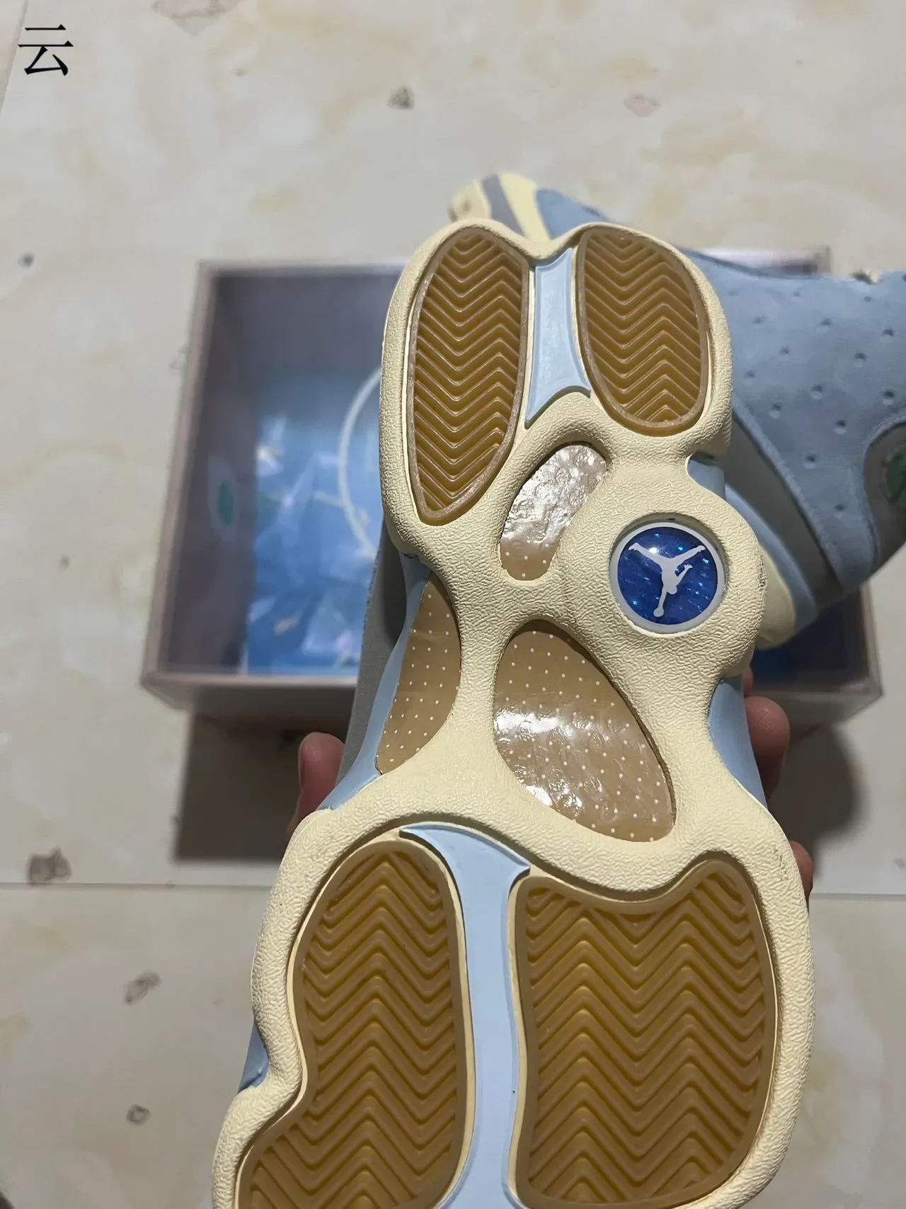 Air Jordan Bleu Beige Perforé Daim Supérieur Fenêtre Circulaire Talon Chaussures de Basketball 9