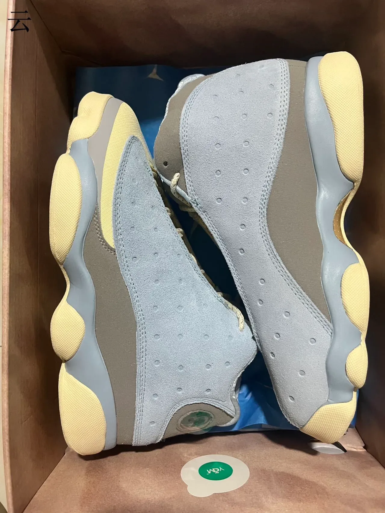 Air Jordan Bleu Beige Perforé Daim Supérieur Fenêtre Circulaire Talon Chaussures de Basketball 11