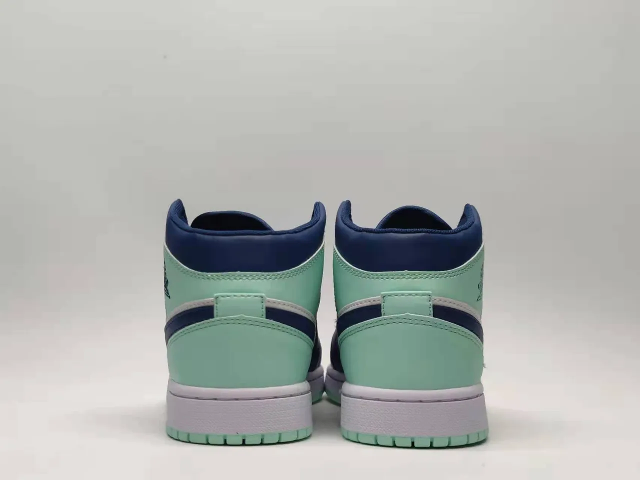Air Jordan Chaussures de Basket Navy Green Hautes en Cuir et Recouvrement Synthétique 4