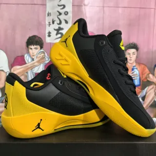 Tênis de basquete Air Jordan Q54 preto e amarelo