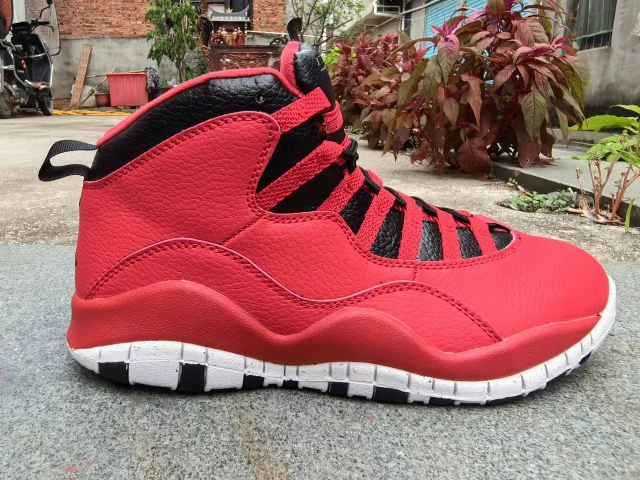 Tênis de basquete Air Jordan de cano alto com cabedal em couro e mesh vermelho e preto 2