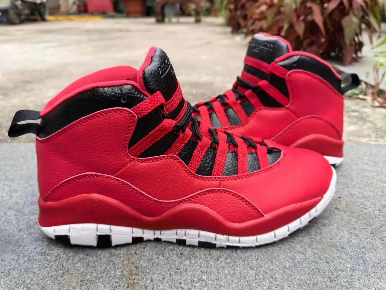 Tênis de basquete Air Jordan de cano alto com cabedal em couro e mesh vermelho e preto 4