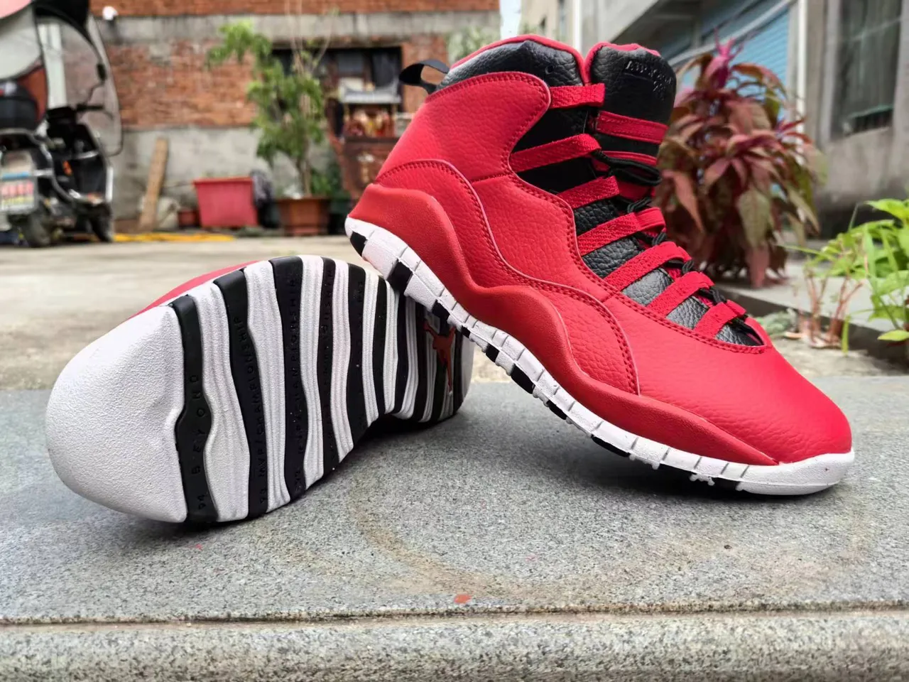 Tênis de basquete Air Jordan de cano alto com cabedal em couro e mesh vermelho e preto 5