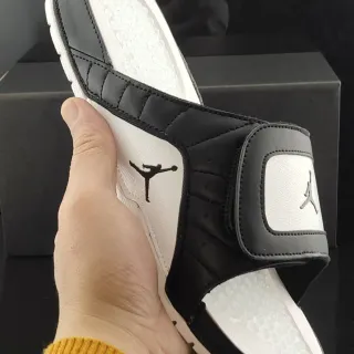 شبشب Air Jordan Slide باللونين الأسود والأبيض مع حزام مبطن