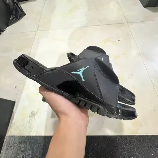 Air Jordan Slide Preto Azul Biqueira brilhante tipo verniz Construção de tira moldada Chinelos