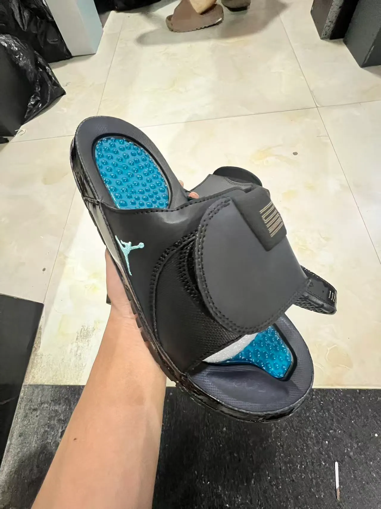 Air Jordan Slide Preto Azul Biqueira brilhante tipo verniz Construção de tira moldada Chinelos 2