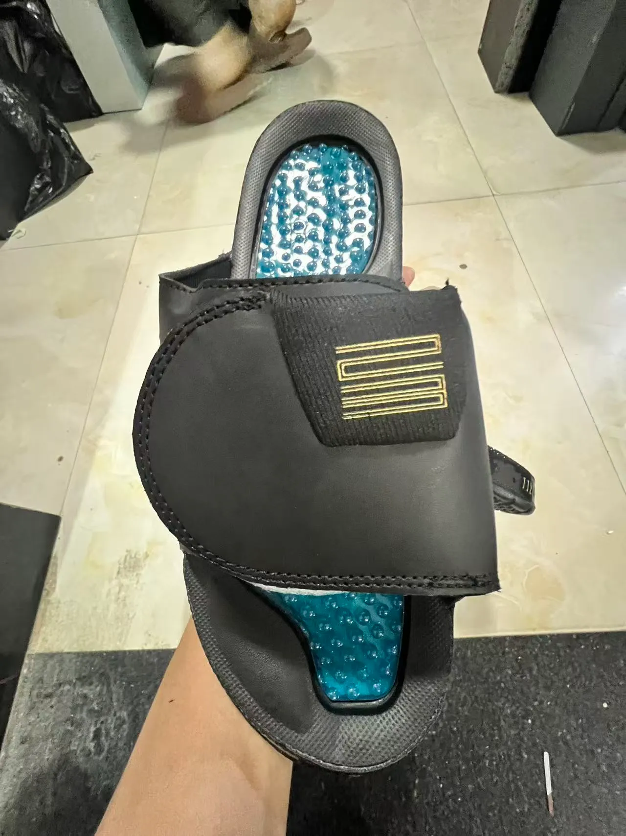 Air Jordan Slide Preto Azul Biqueira brilhante tipo verniz Construção de tira moldada Chinelos 3