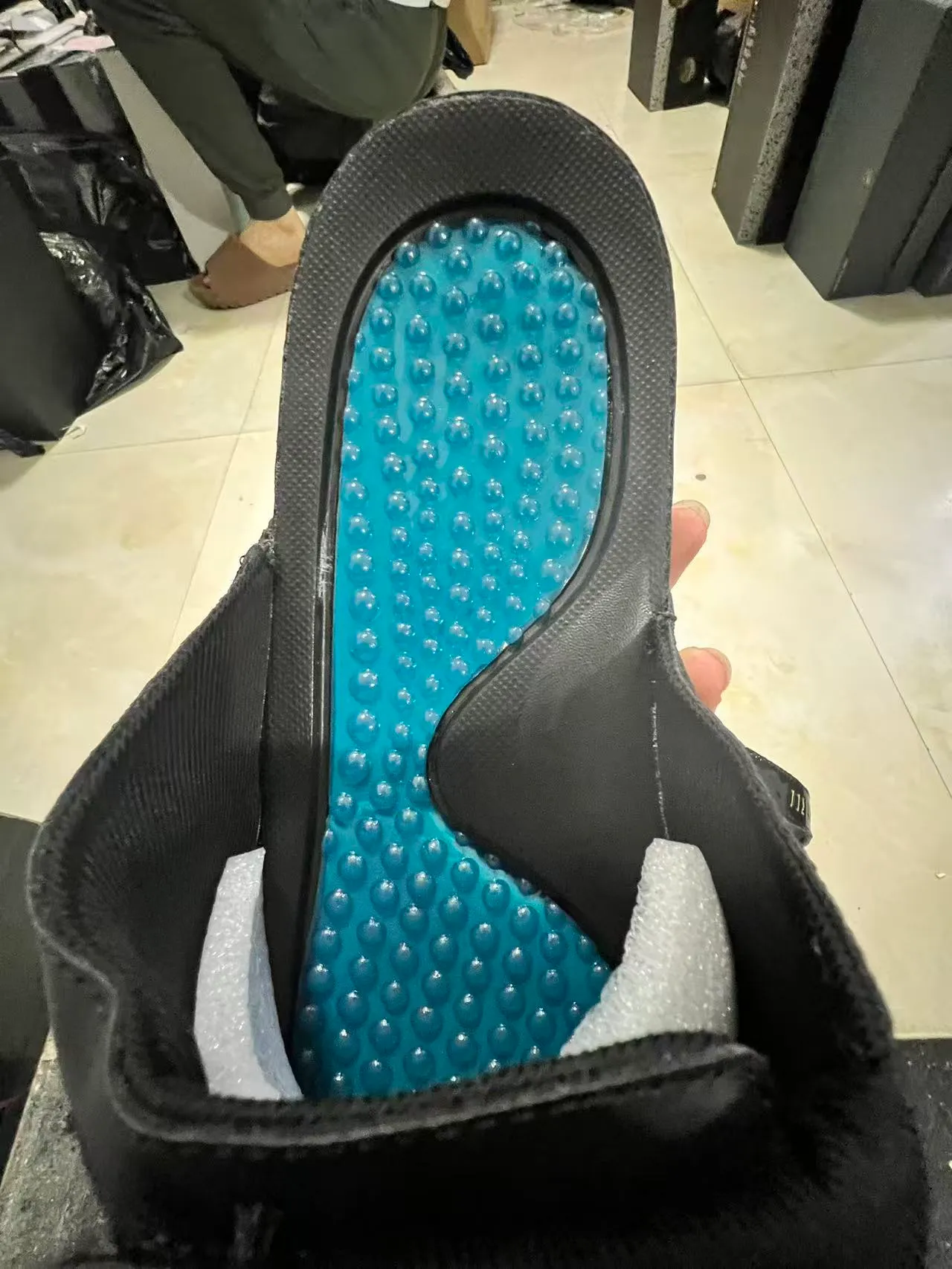 Air Jordan Slide Preto Azul Biqueira brilhante tipo verniz Construção de tira moldada Chinelos 8