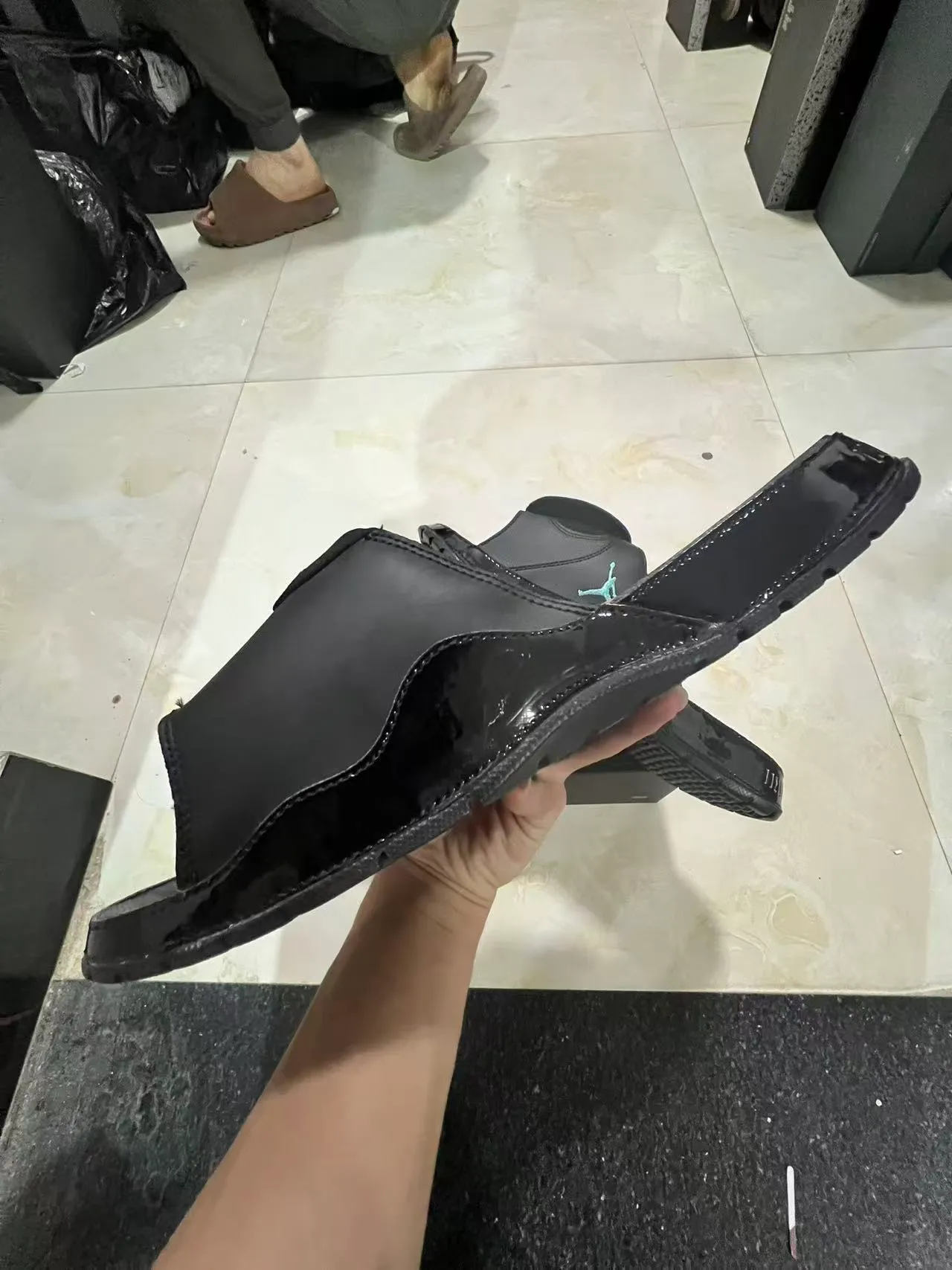 Air Jordan Slide Preto Azul Biqueira brilhante tipo verniz Construção de tira moldada Chinelos 4