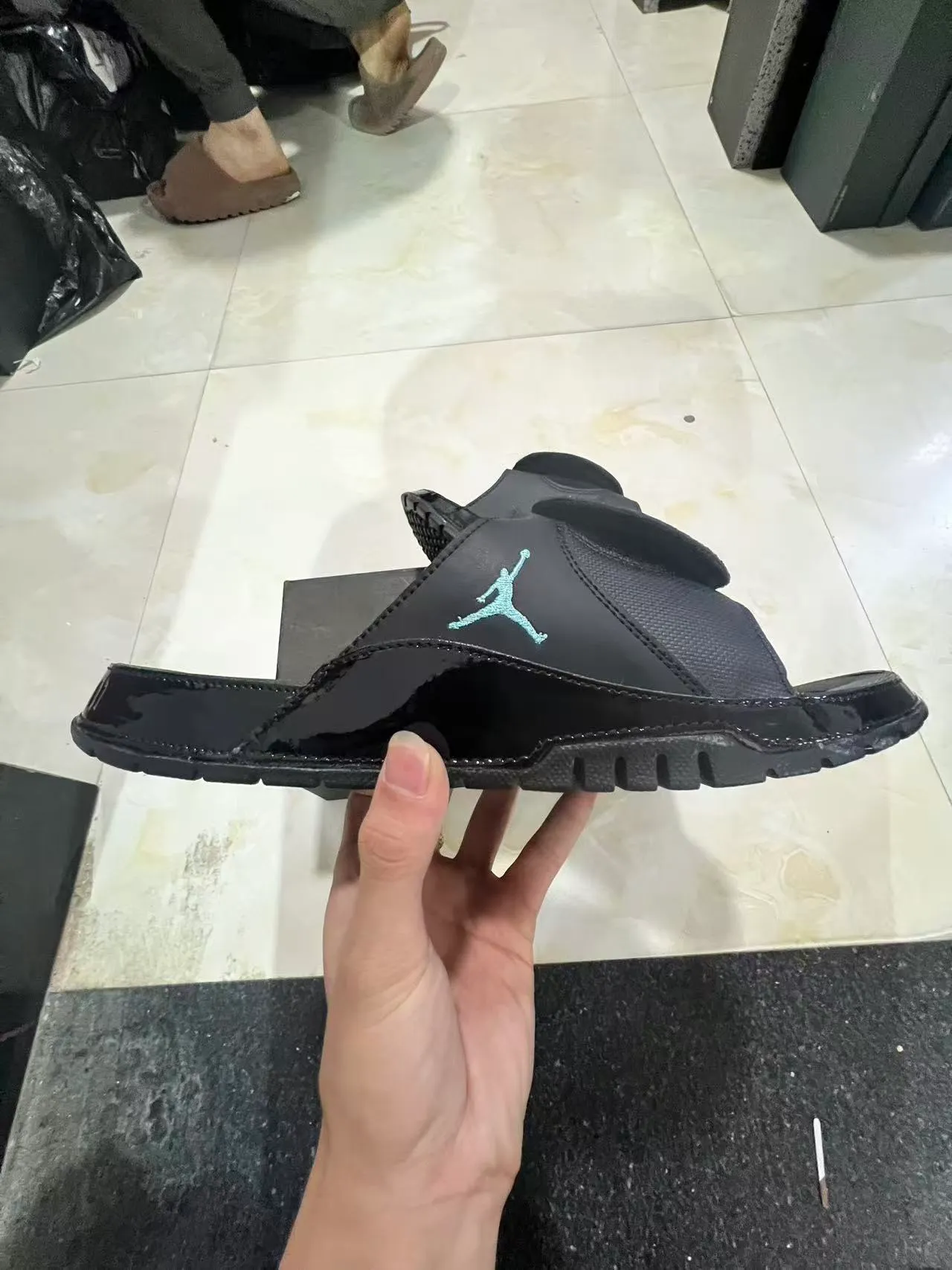 Air Jordan Slide Preto Azul Biqueira brilhante tipo verniz Construção de tira moldada Chinelos 5