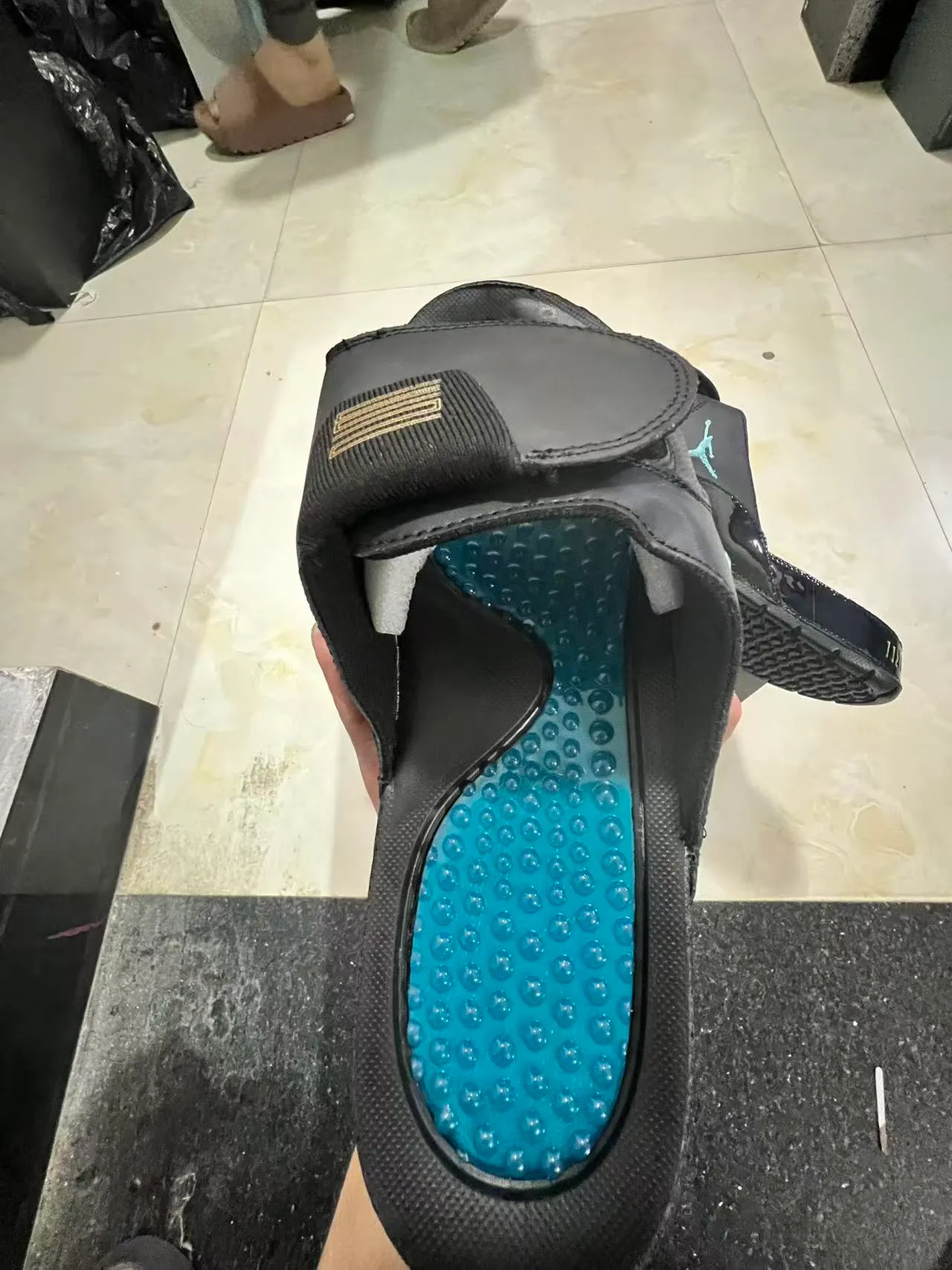 Air Jordan Slide Preto Azul Biqueira brilhante tipo verniz Construção de tira moldada Chinelos 6