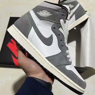 Air Jordan व्हाइट ग्रे हाई-टॉप साबर और लेदर पैनेल्ड बास्केटबॉल शूज़