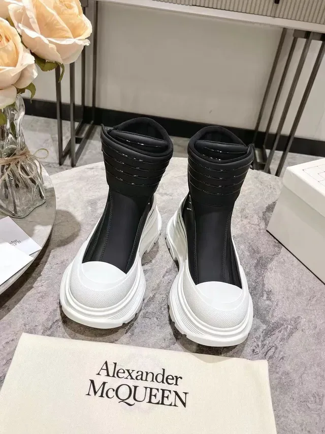 Alexander McQueen কালো সাদা chunky platform sole ribbed elastic collar এনকেল বুট 3
