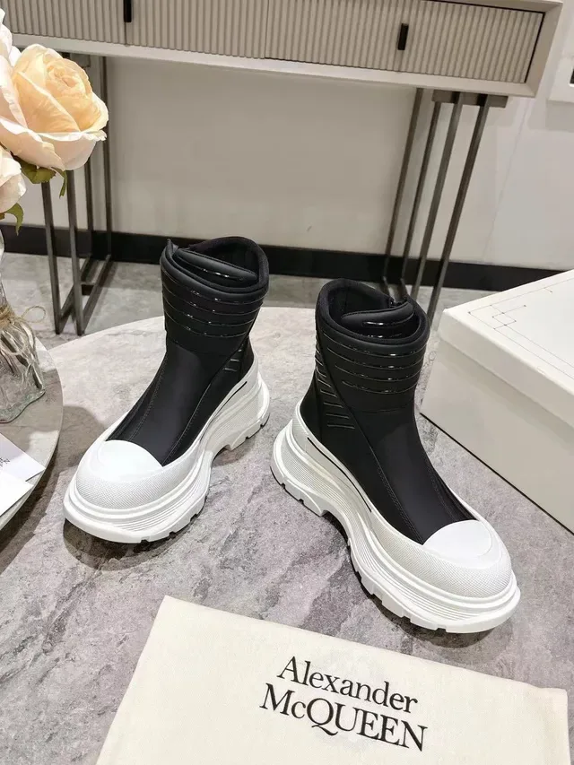 Alexander McQueen কালো সাদা chunky platform sole ribbed elastic collar এনকেল বুট 5