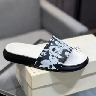 Alexander McQueen ग्राफिक प्रिंट प्लेटफॉर्म स्लाइड स्लिपर्स