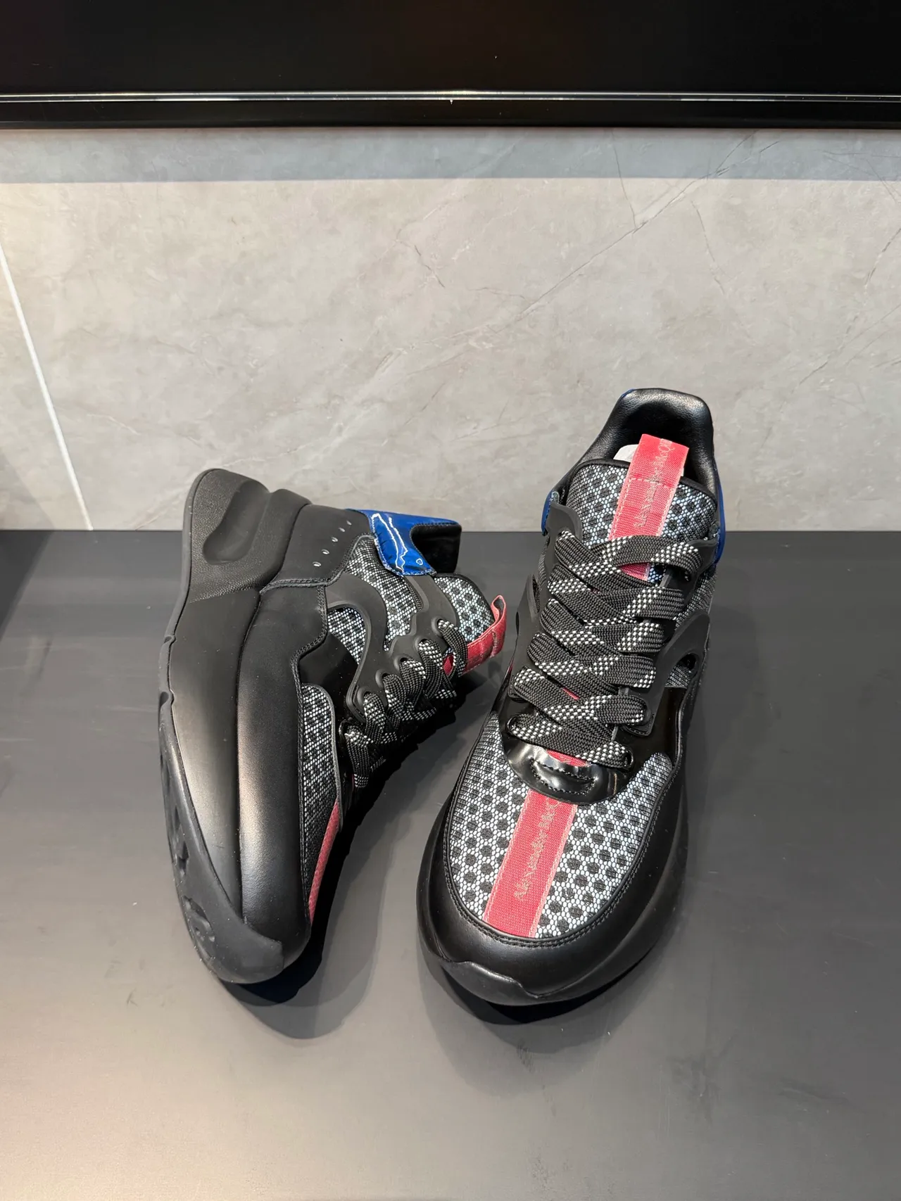 Alexander McQueen 超大码运动鞋 黑色 蓝色 红色 厚底运动鞋 3