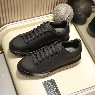 Alexander McQueen ओवरसाइज्ड ब्लैक लाइफस्टाइल स्नीकर