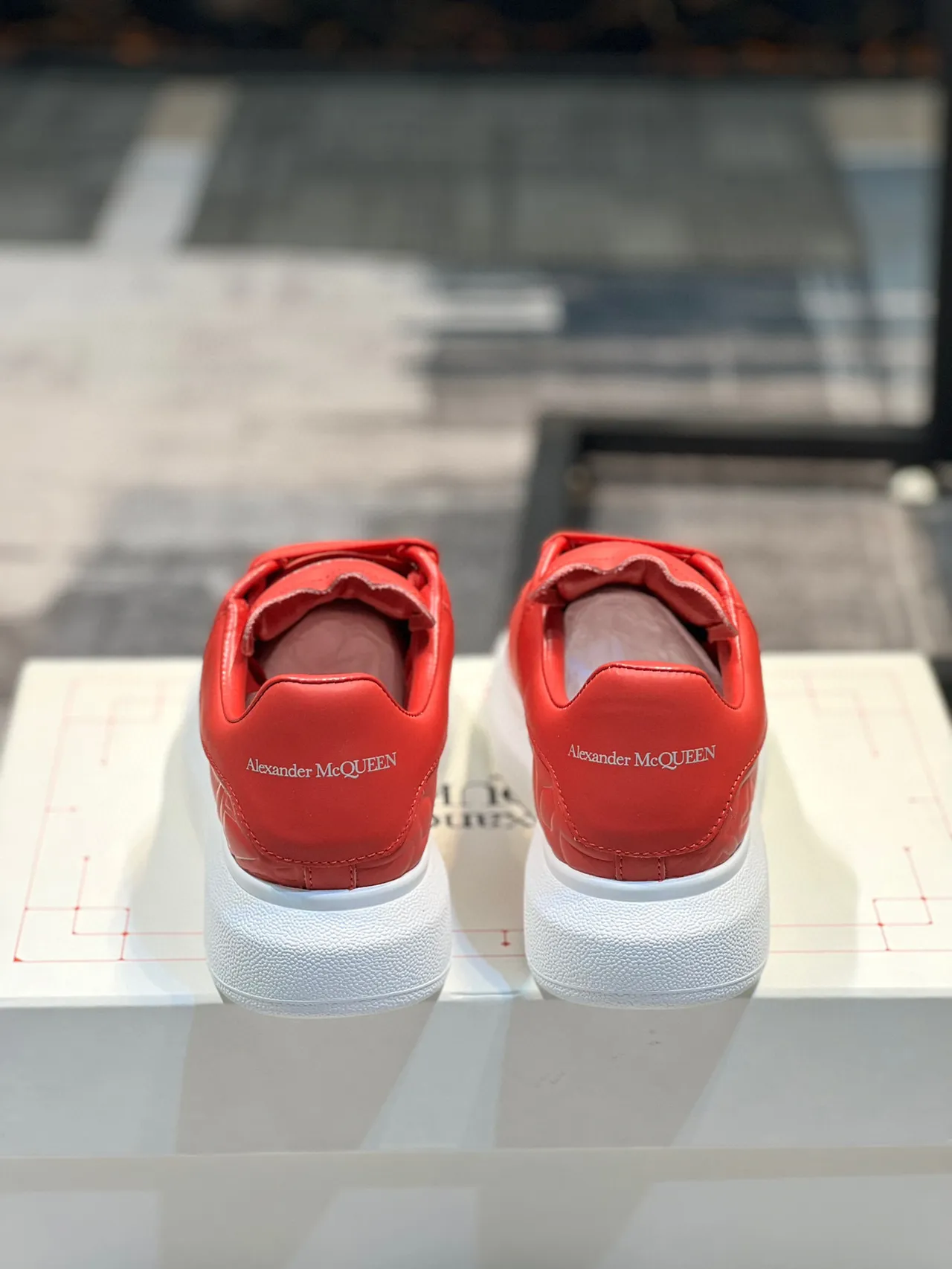 Alexander McQueen sneaker oversized rouge embossé plateforme lifestyle sneaker 2