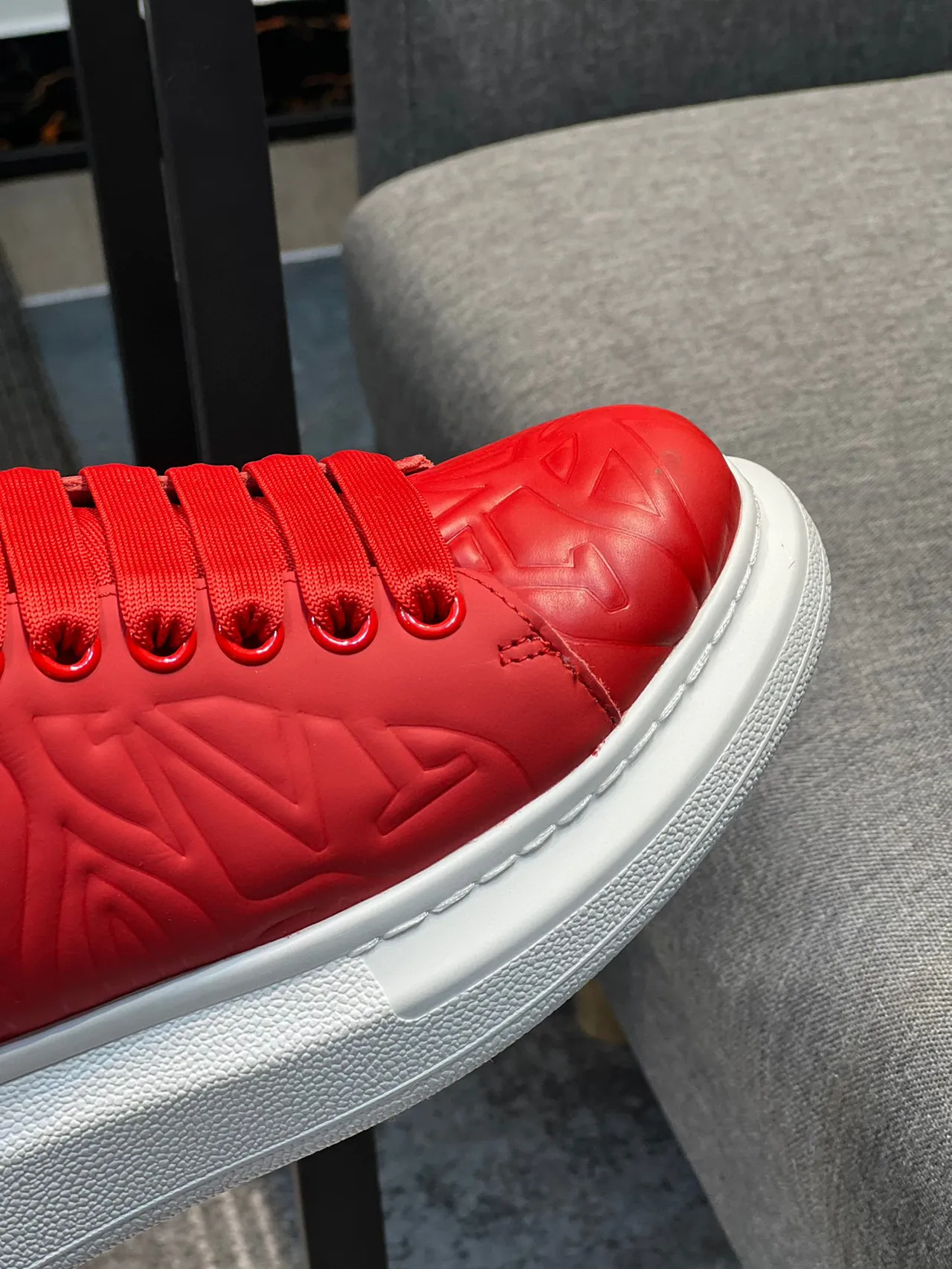 Alexander McQueen sneaker oversized rouge embossé plateforme lifestyle sneaker 3