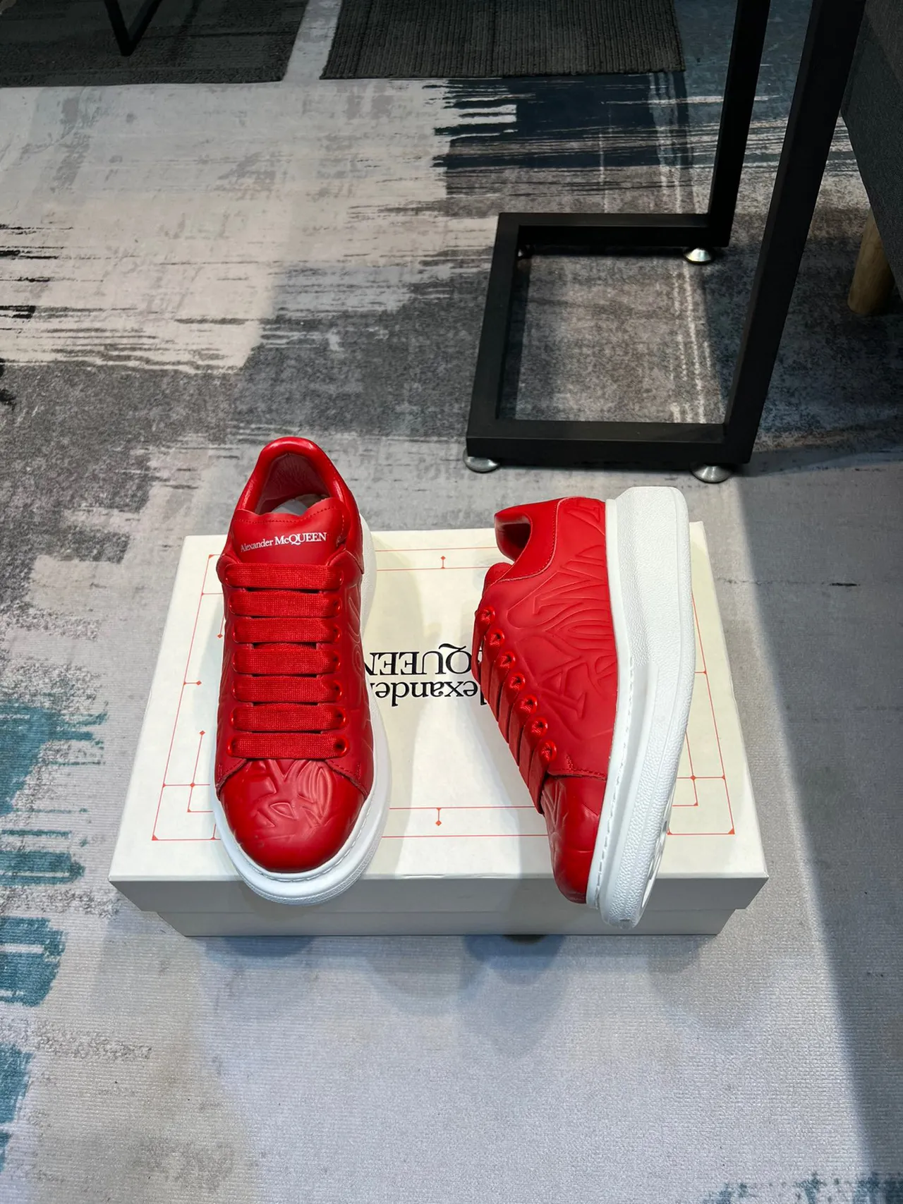 Alexander McQueen sneaker oversized rouge embossé plateforme lifestyle sneaker 4