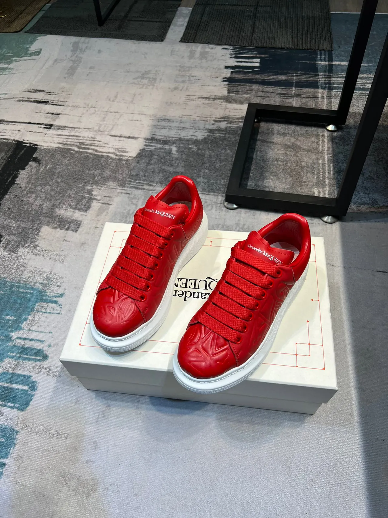 Alexander McQueen sneaker oversized rouge embossé plateforme lifestyle sneaker 5