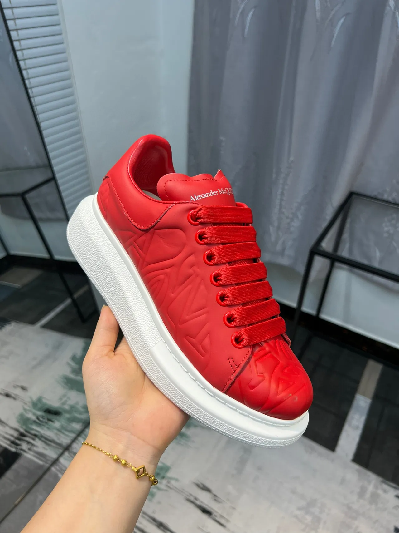 Alexander McQueen sneaker oversized rouge embossé plateforme lifestyle sneaker 6
