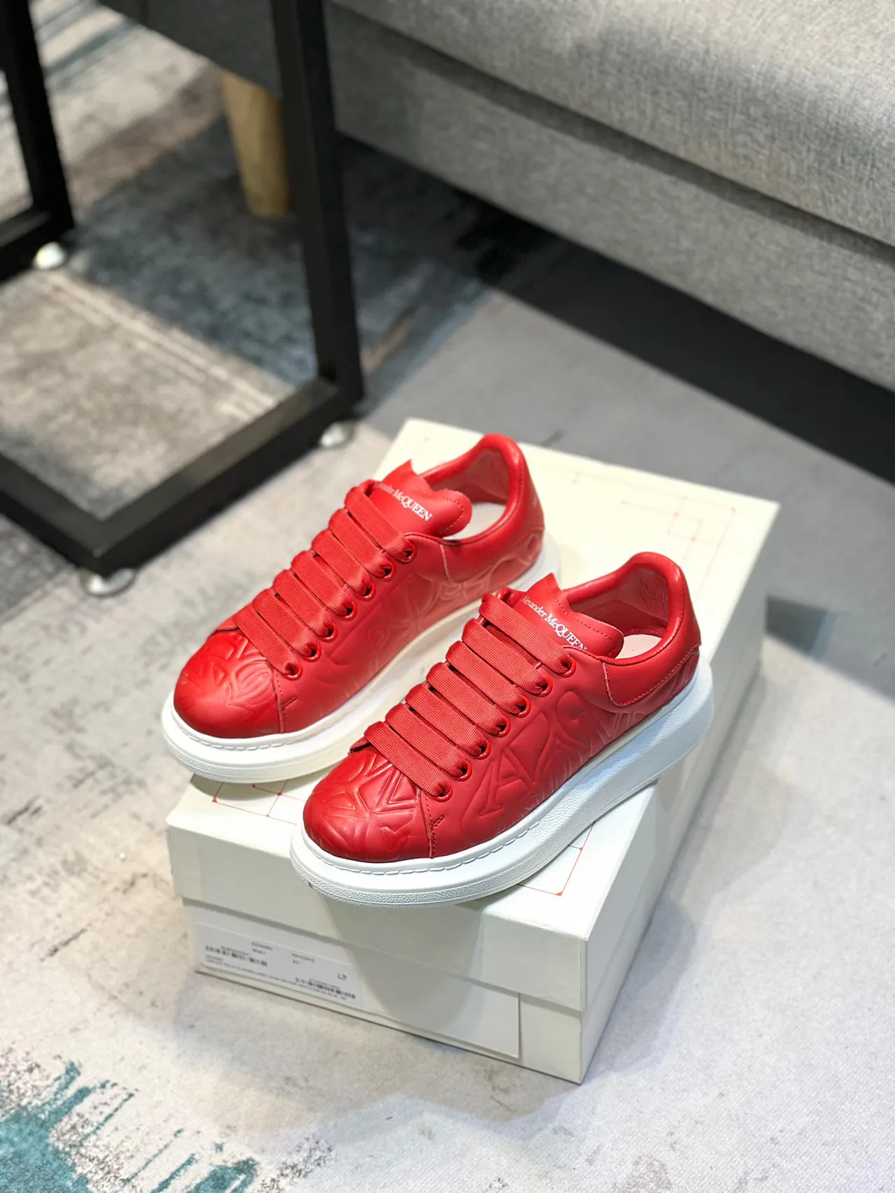 Alexander McQueen sneaker oversized rouge embossé plateforme lifestyle sneaker 7