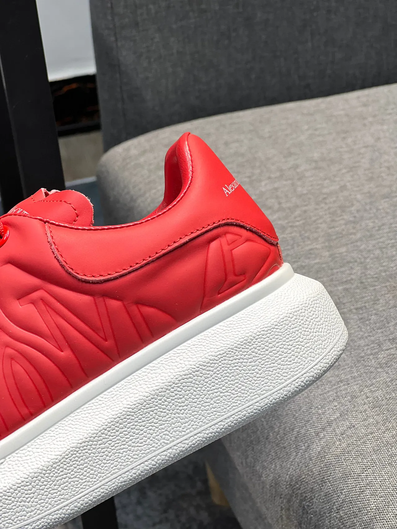 Alexander McQueen sneaker oversized rouge embossé plateforme lifestyle sneaker 8