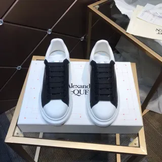 Alexander McQueen ओवरसाइज्ड स्नीकर सफेद काला लाइफस्टाइल स्नीकर