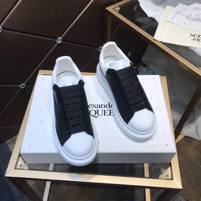Alexander McQueen Oversized Sneaker White and Black Lifestyle Sneakers 8