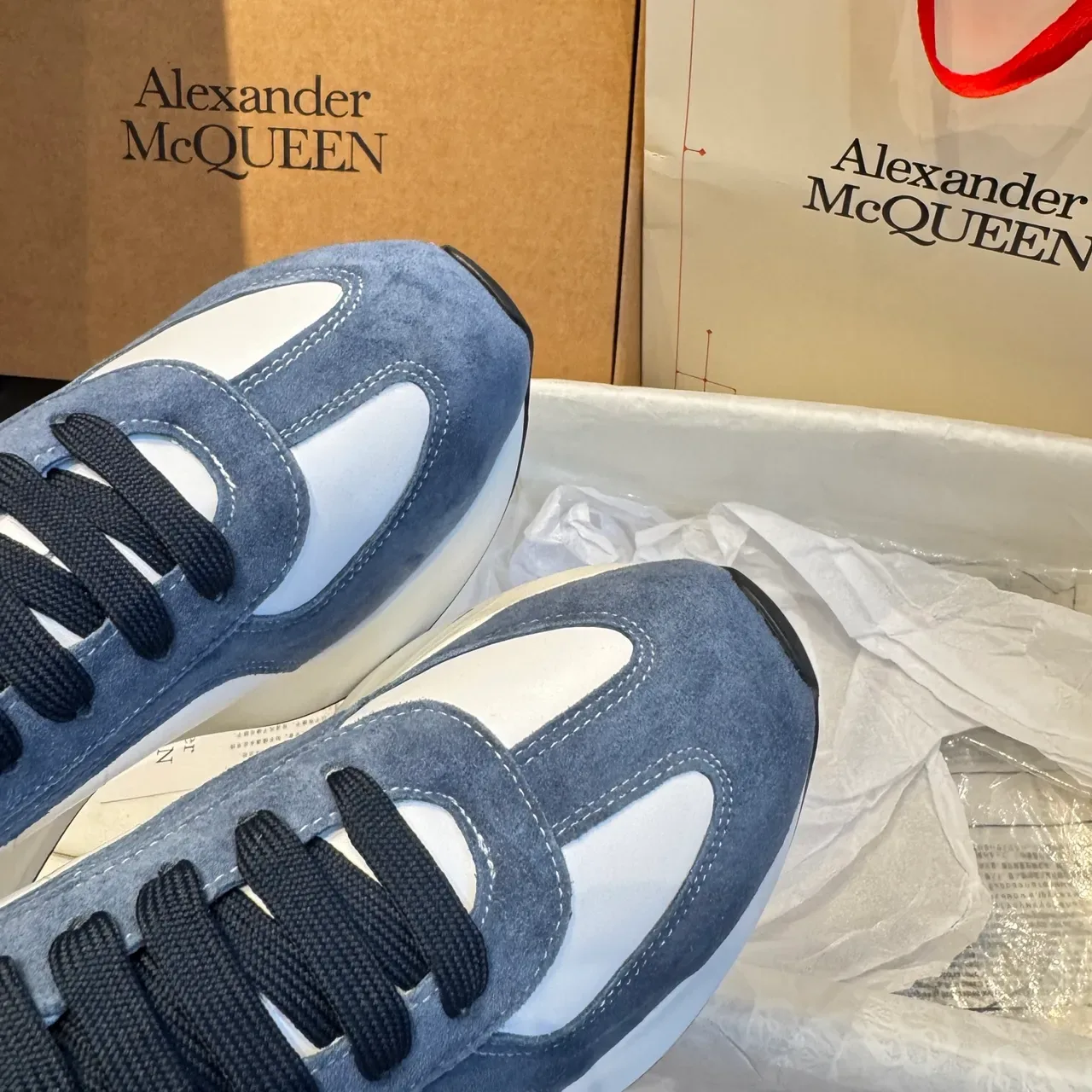 Alexander McQueen ओवरसाइज सफेद और नीला-ग्रे लाइफस्टाइल स्नीकर 4