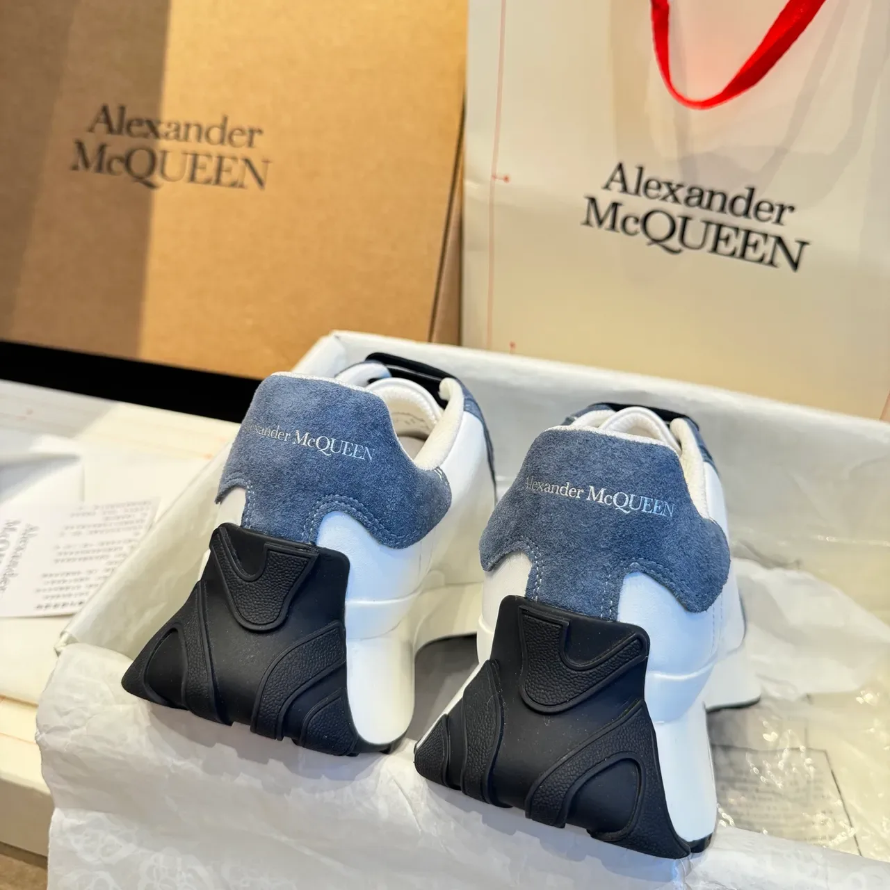 Alexander McQueen ओवरसाइज सफेद और नीला-ग्रे लाइफस्टाइल स्नीकर 5