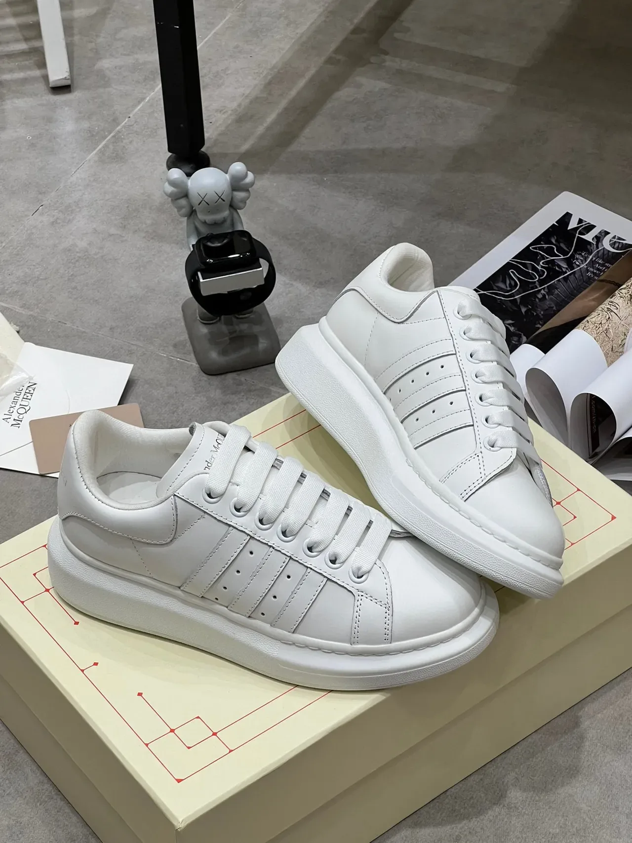 Alexander McQueen Zapatillas Oversized Blancas Lifestyle Sneakers 2