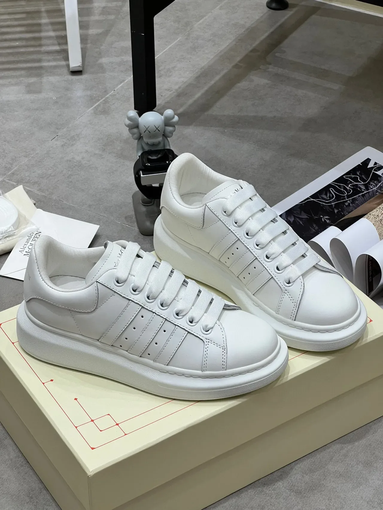 Alexander McQueen Zapatillas Oversized Blancas Lifestyle Sneakers 8