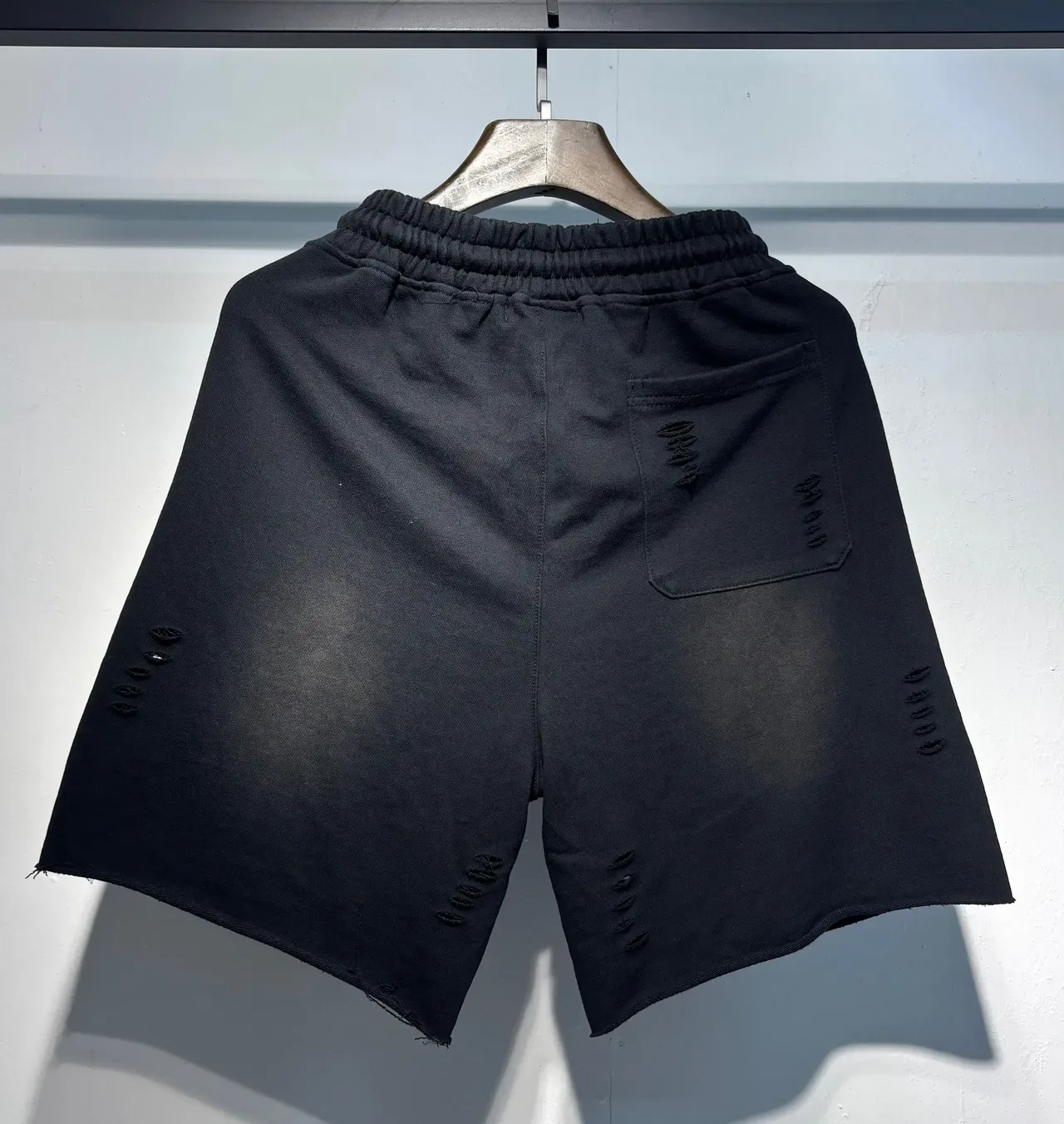 Amiri কালো বেইজ distressed hem রিবড elastic waist shorts 4