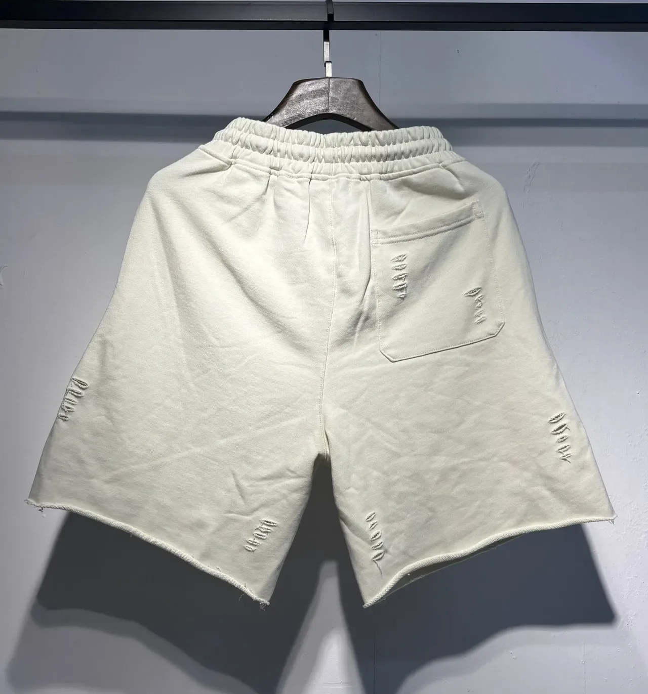 Amiri কালো বেইজ distressed hem রিবড elastic waist shorts 6