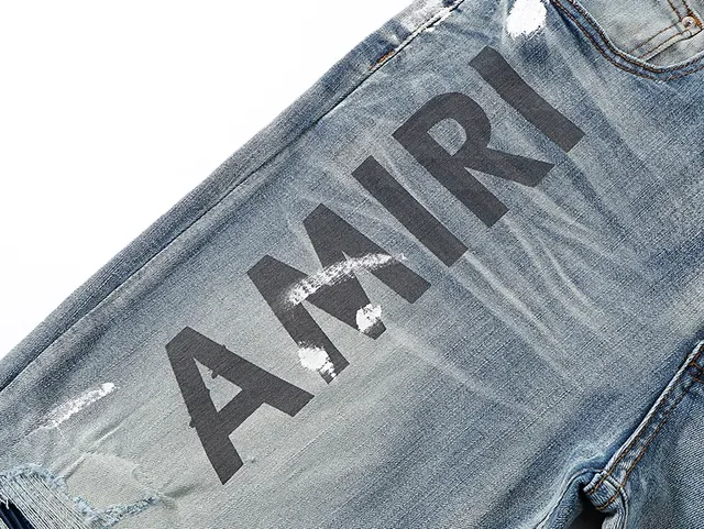 Amiri डिस्ट्रेस्ड लोगो प्रिंट लाइट ब्लू पेंट-स्प्लैटर स्लिम-फिट जींस 13