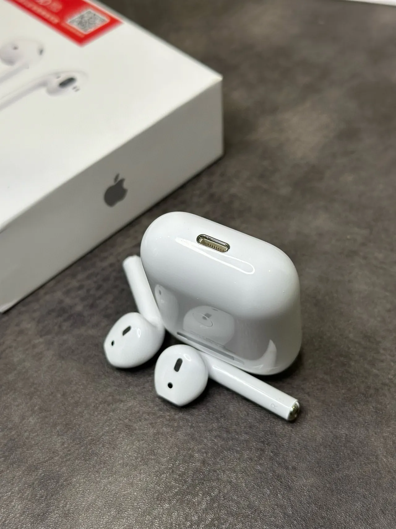 Apple AirPods सफेद स्टेम-स्टाइल चमकदार TWS ईयरबड्स 4